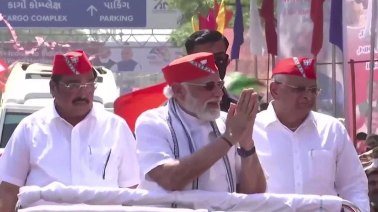 PM Modi in Gujarat: કોરોનાકાળ બાદ પહેલી વાર ખુલ્લી જીપમાં વડાપ્રધાનનો રોડ શો, લોકોનું અભિવાદન ઝીલતા દેખાયા