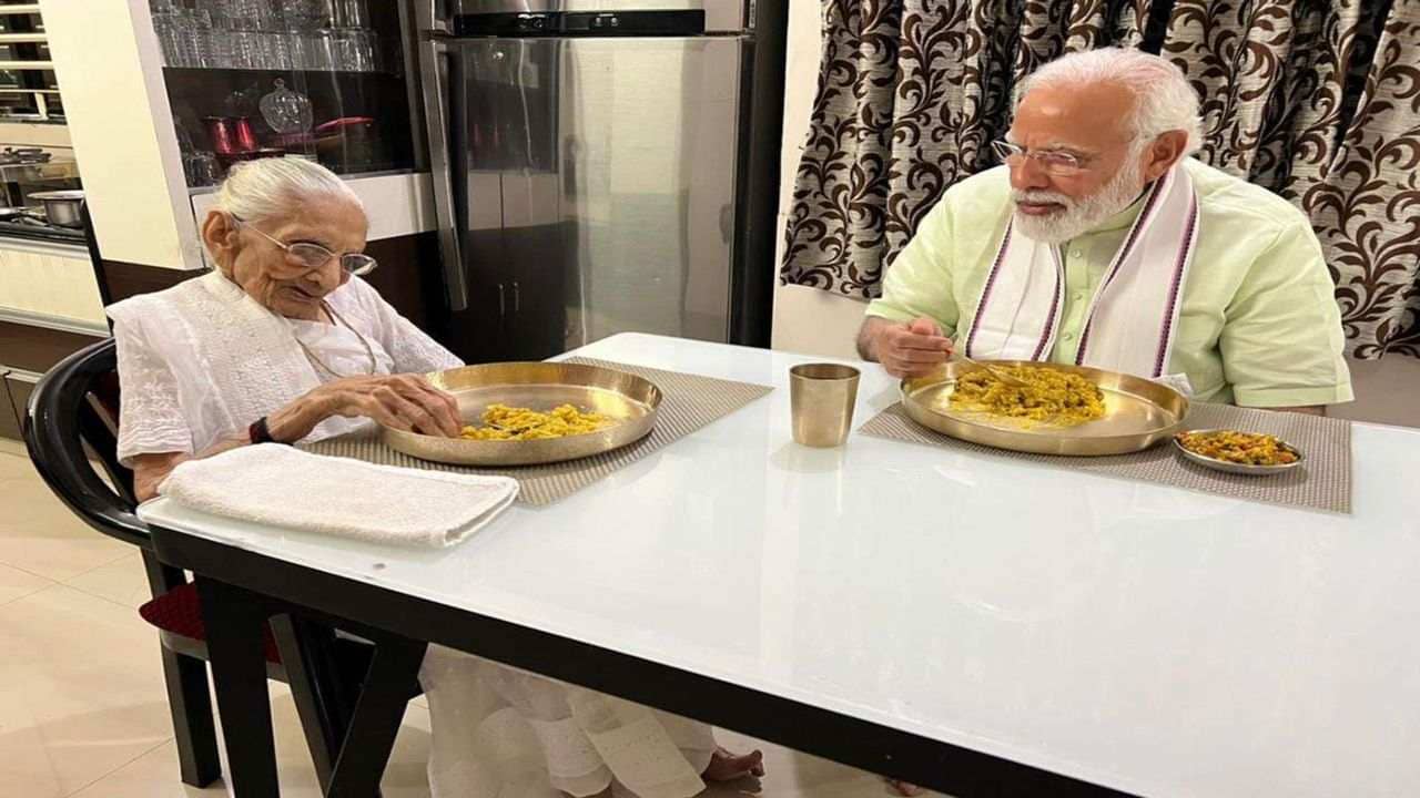 PM Modi Gujarat Visit : પીએમ મોદી માતા હીરાબાને મળ્યા, સાથે ભોજન લીધું