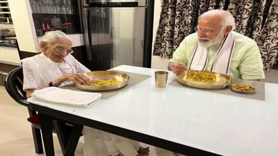 PM Modi Gujarat Visit : પીએમ મોદી માતા હીરાબાને મળ્યા, સાથે ભોજન લીધું
