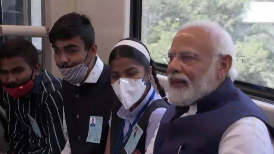 PM Modi in Pune: PM મોદીએ પૂણે મેટ્રો રેલ પ્રોજેક્ટનું કર્યું ઉદ્ઘાટન, પોતે ટિકિટ ખરીદીને સ્કૂલના બાળકો સાથે મુસાફરી કરી