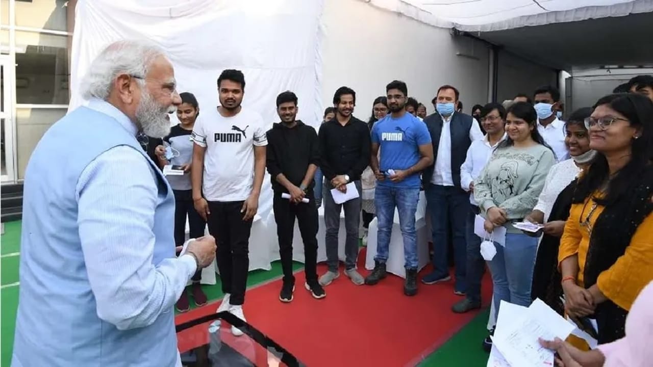 Russia Ukraine War: બનારસમાં પીએમ મોદીએ યુક્રેનથી પરત આવેલા વિદ્યાર્થીઓ સાથે વાત કરી, તેમની સ્થિતિ વિશે કરી પૂછપરછ