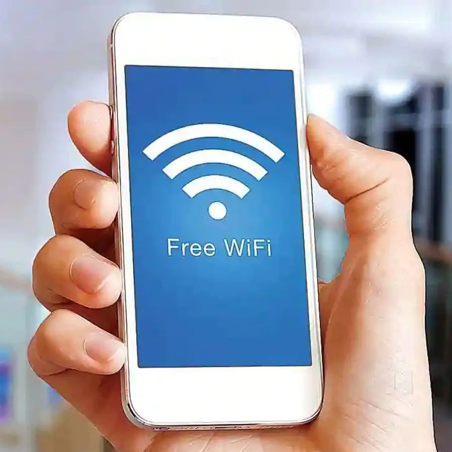 હવે દેશભરના 6100 રેલવે સ્ટેશનો (Railway Station)પર હાઈ સ્પીડ ફ્રી વાઈ-ફાઈ ઈન્ટરનેટ(WiFi Internet)ની સુવિધા ઉપલબ્ધ કરાવવામાં આવી છે. આ સુવિધા રેલટેલ દ્વારા આપવામાં આવી છે. રેલવેનું કહેવું છે કે, કેટલાક હોલ્ટ સ્ટેશનો સિવાય દેશના 100% સ્ટેશનો Wi-Fi કવરેજ હેઠળ આવ્યા છે. જો કે, ટેક નિષ્ણાતો મફત Wi-Fi દ્વારા પ્રદાન કરવામાં આવતા ઇન્ટરનેટને સલામત માનતા નથી. જાણો, ફ્રી વાઇ-ફાઇનો ઉપયોગ કરતી વખતે કયા જોખમો છે.
