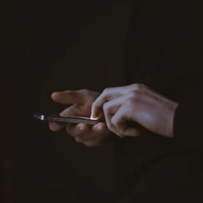 યુક્રેનના હુમલાની શરૂઆતથી, રશિયન એપ સ્ટોરે લગભગ 6,982 મોબાઈલ એપ્સ ગુમાવી દીધી છે કારણ કે ઘણી કંપનીઓએ એપલ એપ સ્ટોરમાંથી તેમની એપ્સ અને ગેમ્સને દૂર કરવાનો નિર્ણય લીધો છે. એપ્લિકેશન ઇન્ટેલિજન્સ ફર્મ્સ સેન્સર ટાવર અને ટેકક્રંચ સાથે શેર કરેલા ડેટા અનુસાર, તે એપ્લિકેશન્સ રશિયામાં લગભગ 218 મિલિયન વખત ડાઉનલોડ કરવામાં આવી હતી, જે વૈશ્વિક સ્તરે તેમના કુલ 6.6 બિલિયન ઇન્સ્ટોલના લગભગ 3 ટકા છે.