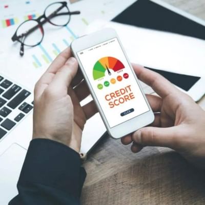 ક્રેડિટ સ્કોર CIBIL સ્કોર તરીકે પણ ઓળખાય છે. જો તમારો ક્રેડિટ સ્કોર સારો ન હોય તો તેની ઘણી આડઅસર થાય છે. કાં તો બેંક લોન આપવાનો ઇનકાર કરશે, અથવા તો તે વધુ વ્યાજ દર વસૂલશે. આજની દુનિયામાં ક્રેડિટ સ્કોર એક મોટી વાત છે. આવી સ્થિતિમાં, CIBIL સ્કોરને મજબૂત કરવા માટે તમામ પ્રયાસો કરવા જોઈએ. ચાલો જાણીએ કે નબળા ક્રેડિટ સ્કોરના ગેરફાયદા શું છે.