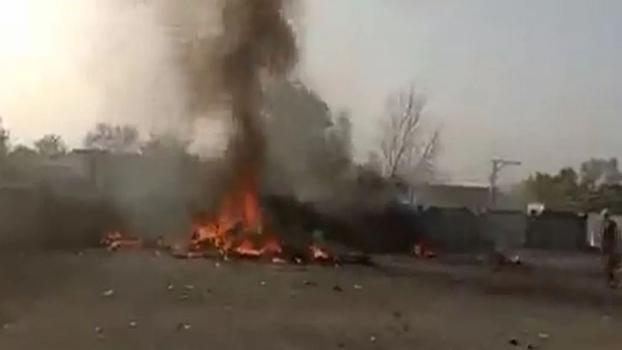 Plane Crashes In Peshawar: પાકિસ્તાનમાં મોટી દુર્ઘટના, પેશાવરના રહેણાંક વિસ્તારમાં એરફોર્સનું પ્લેન ક્રેશ, બંને પાયલોટના મોત