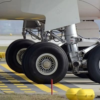 તમે જોયું જ હશે કે જ્યારે પ્લેન હવામાંથી રનવે પર લેન્ડ થાય છે ત્યારે તેના ટાયર ઝડપથી જમીન પર પડી જાય છે. જમીન પર પડ્યા બાદ તેઓ પ્લેનની ઝડપ અને આટલા મોટા પ્લેનના દબાણનો સામનો કરી સરળતાથી આગળ વધી શકે છે. પરંતુ, શું તમે ક્યારેય વિચાર્યું છે કે આ ટાયરોમાં એવું શું ખાસ છે કે તે ફૂટતા નથી, જાણો