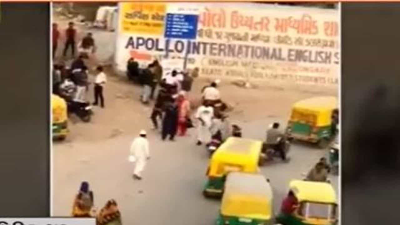 Ahmedabad: ફતેહવાડી ચોકી બહાર પોલીસના મળતીયાનો વીડિયો વાયરલ, કાયદો અને વ્યવસ્થા પર ઉભા થયા સવાલ