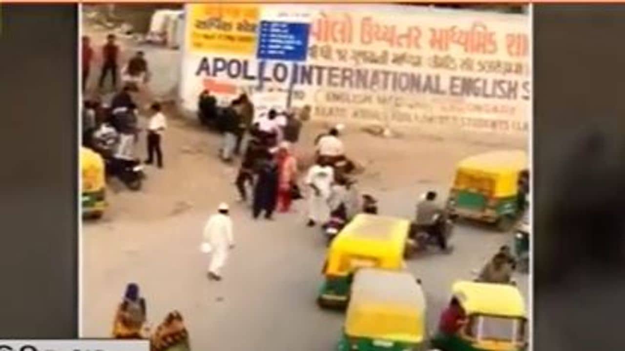 Ahmedabad: ફતેહવાડી ચોકી બહાર પોલીસના મળતીયાનો વીડિયો વાયરલ, કાયદો અને વ્યવસ્થા પર ઉભા થયા સવાલ