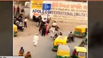 Ahmedabad: ફતેહવાડી ચોકી બહાર પોલીસના મળતીયાનો વીડિયો વાયરલ, કાયદો અને વ્યવસ્થા પર ઉભા થયા સવાલ