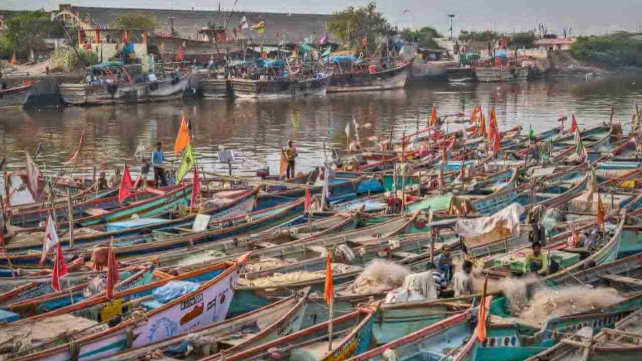 Porbandar : ફિશિંગ બોટના ડિઝલના ભાવમાં વધારો થતાં માછીમારોમાં રોષ, ભાવવધારો પાછો ખેંચવા કલેકટરને આવેદનપત્ર આપ્યું