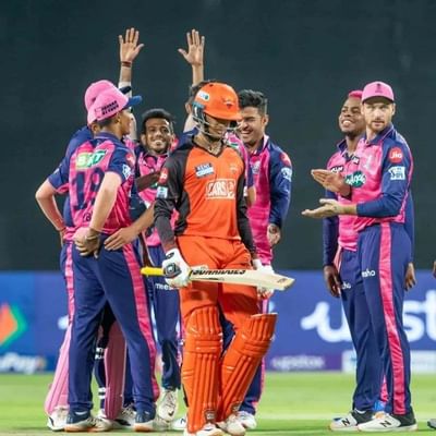 સનરાઈઝર્સ હૈદરાબાદની ટીમ IPL 2022 માં સારી શરૂઆત કરી શકી નહી. પુણે-મહારાષ્ટ્ર ક્રિકેટ એસોસિએશન સ્ટેડિયમમાં મંગળવારે રમાયેલી મેચમાં રાજસ્થાન રોયલ્સ સામે હૈદરાબાદનો 61 રને પરાજય થયો હતો. આ મેચમાં રાજસ્થાનની ટીમે હૈદરાબાદ પર સંપૂર્ણ પ્રભુત્વ જમાવ્યું હતું. પ્રથમ બેટિંગ કરતા રાજસ્થાન ટીમે હૈદરાબાદને 211 રનનો વિશાળ લક્ષ્યાંક આપ્યો હતો. આ પછી રાજસ્થાન ટીમે તેના બોલરોના દમ પર હૈદરાબાદને જીતવા દીધું ન હતું. (ફોટોઃ IPL)