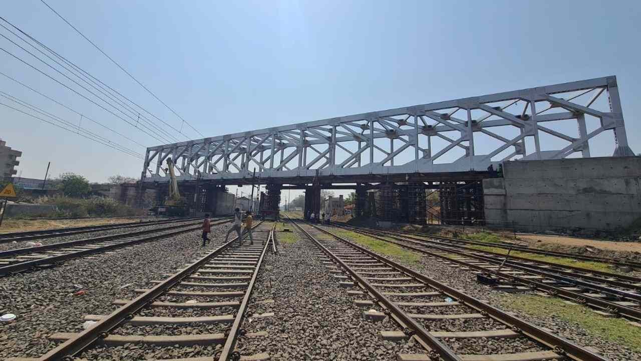 Ahmedabad : ખોખરા બ્રિજ ઉપર રેલવેએ 92 મીટરનો ઓપનવેવ ગર્ડર લોન્ચ કર્યો
