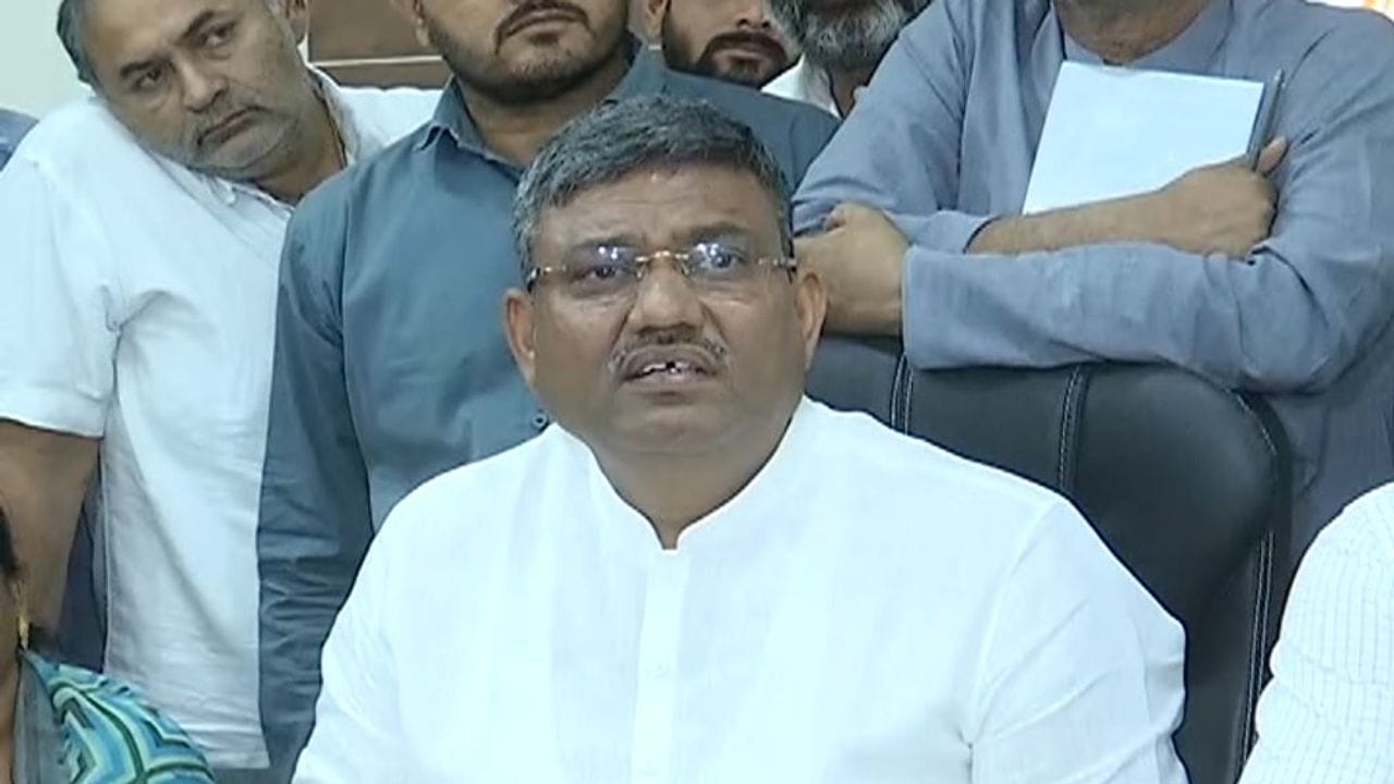 Rajkot: જિલ્લા પંચાયતની સંકલન બેઠકમાં પ્રમુખ સામે સભ્યોએ કાઢ્યો બળાપો, મંજૂર થયેલા કામો પણ થતા નથી!