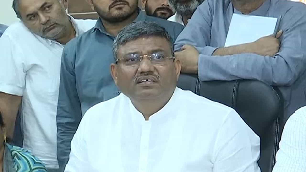 Rajkot: જિલ્લા પંચાયતની સંકલન બેઠકમાં પ્રમુખ સામે સભ્યોએ કાઢ્યો બળાપો, મંજૂર થયેલા કામો પણ થતા નથી!