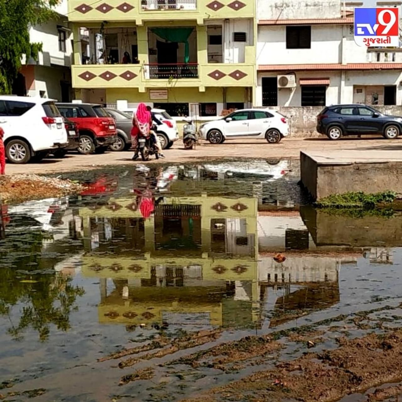 અમદાવાદના રામોલ-હાથીજણ વોર્ડમાં ગટર ઉભરાવાની સમસ્યા ઉભી થઈ છે. ગટરો ઉભરાતા સ્થાનિકો હેરાન પરેશાન છે.