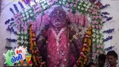 Gir somnath: પ્રભાસ પાટણમાં હોળી દહનની અનોખી પરંપરા, યુવાનો જોર જોરથી બોલે છે કેટલાક શબ્દો, જાણો શું બોલતા હોય છે આ યુવાનો