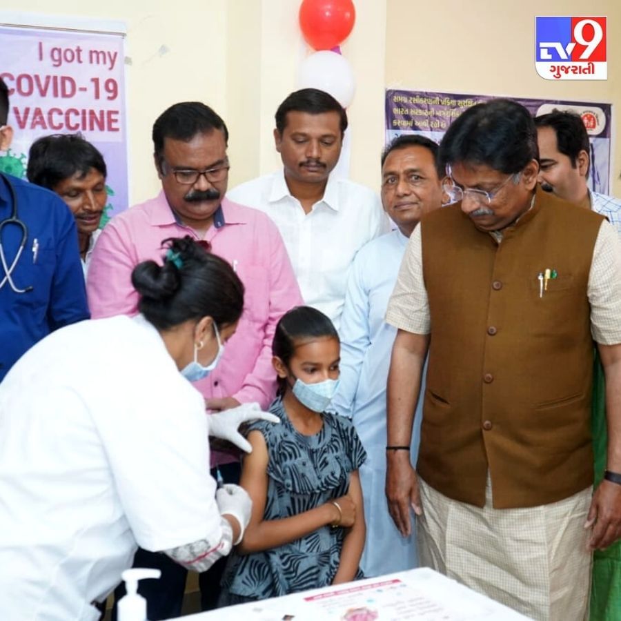 આરોગ્ય મંત્રીશ્રી ઋષિકેશ પટેલે રાજ્યના વાલીઓને  બાળકોને  કોરોનાની રસી અપાવીને કોરોના સામે સુરક્ષિત કરવા અનુરોધ કર્યો છે. 12 થી 14 ની વયના બાળકોના રસીકરણ પ્રસંગે ગાંધીનગર મેયર શ્રી હિતેશભાઇ મકવાણા,કોર્પોરેટરશ્રીઓ, જિલ્લાના અગ્રણીઓ,આરોગ્ય અધિકારીઓ, હેલ્થકેર વર્કસ અને મોટી સંખ્યામાં બાળકો અને 60 થી વધુ વયના વયસ્કો ઉત્સાહભેર ઉપસ્થિત રહ્યા હતા. ( Photos- Hiren Khalas, Edited By- Omprakash sharma)