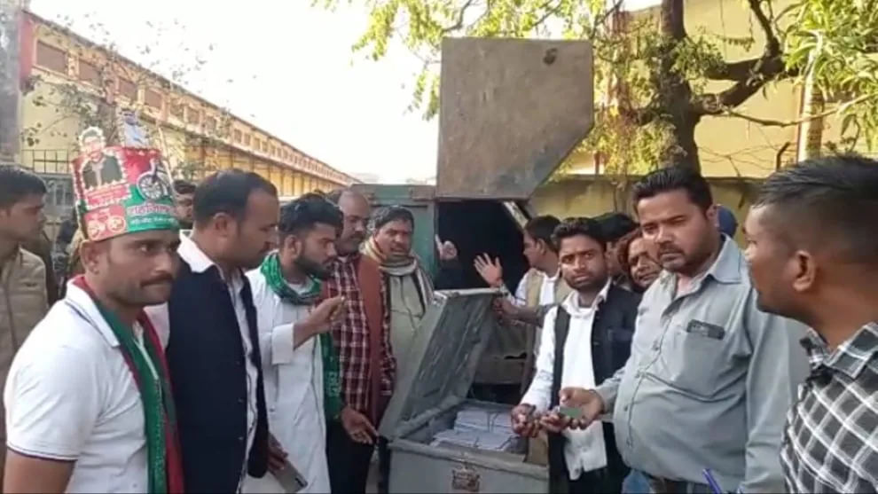 UP Election: કચરાપેટીમાંથી બેલેટ પેપર ભરેલા 3 બોક્સ મળ્યા, SP કાર્યકરોએ કર્યો હંગામો તો DMએ કહ્યું તપાસ કરાવાશે