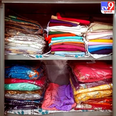 લાઇબ્રેરી, આ શબ્દ સાંભળતાજ આપણા મનની અંદર શેનું ચિત્ર ઉપસી આવે. સ્કૂલ કે કોલેજમાં ભણવા જાવ ત્યારે આ શબ્દ સાંભળવા મળે. એક એવું સ્થળ કે જ્યાં આપણે બેસીને શાંતિથી ભણી શકે અથવા વાંચી શકીએ.લાઈબ્રેરી અનેક પ્રકારની હોઈ શકે જેમકે વાંચવાની લાઇબ્રેરી, જર્નલ્સની લાઇબ્રેરી ફોનોગ્રાફ્સ લાયબ્રેરી ચિત્રાત્મક લાયબ્રેરી અને દ્રશ્ય-શ્રાવ્ય લાઇબ્રેરી પરંતુ આજે તમને એક એવી લાઇબ્રેરીની વાત કરીશું જેમાં આમાનું કશું નથી પણ છે ફક્ત સાડીઓ તમે બરોબર સમજ્યા સાડી લાઇબ્રેરી.