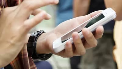 School Teacher Mobile Ban: ડીએમનો આદેશ, શિક્ષકોને ક્લાસમાં મોબાઈલ ફોન લઈ જવા પર પ્રતિબંધ