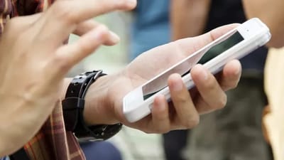 School Teacher Mobile Ban: ડીએમનો આદેશ, શિક્ષકોને ક્લાસમાં મોબાઈલ ફોન લઈ જવા પર પ્રતિબંધ