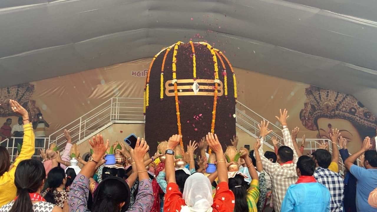 મહાશિવરાત્રિ નિમિત્તે સવા પંદર ફૂટ ઊંચા રુદ્રાક્ષ શિવલિંગનું અનાવરણ, 9 લાખ જેટલા રુદ્રાક્ષના ઉપયોગથી બનાવાયું શિવલિંગ