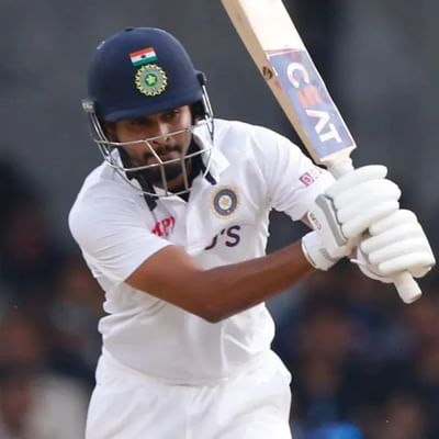 બેંગ્લોર ટેસ્ટના પ્રથમ દિવસે ભારત અને શ્રીલંકાના બોલરોનો દબદબો રહ્યો હતો, પરંતુ માત્ર એક જ બેટ્સમેન ટક્કર આપી શક્યો હતો. ભારતીય ટીમના મિડલ ઓર્ડર બેટ્સમેન શ્રેયસ અય્યરે શાનદાર રીતે રન લૂંટ્યા અને જબરદસ્ત ઈનિંગ રમી અને ભારતીય ટીમને વધુ સારા સ્કોર સુધી લઈ ગયો હતો. જો કે, તેની ઇનિંગ દરમિયાન, તેનું નામ અનિચ્છનીય પરંતુ અનુભવીઓથી ભરેલી યાદીમાં સામેલ થઈ ગયું.