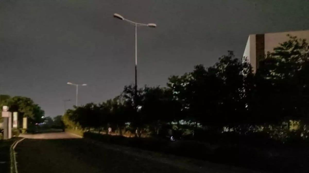 સ્ટ્રીટ લાઇટ બંધ કરી ખર્ચ ઘટાડવા મજબુર થયુ શ્રીલંકા, ભારત તરફથી મદદની રાહ સ્ટ્રીટ લાઇટ બંધ કરી ખર્ચ ઘટાડવા મજબુર થયુ શ્રીલંકા, ભારત તરફથી મદદની રાહ