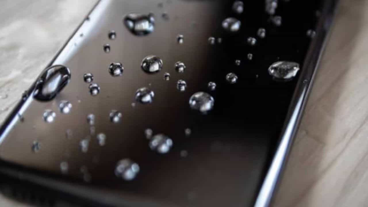 Tech Tips: તમારો સ્માર્ટફોન વોટરપ્રુફ છે કે વોટર રેઝિસ્ટન્સ, આ રીતે ઓળખો અને તેનો અર્થ પણ જાણો