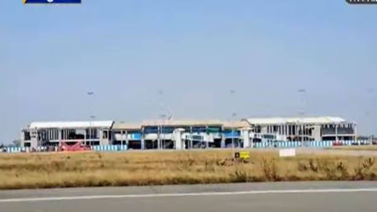 Surat: એરપોર્ટના રન વે પર અકસ્માતને આમંત્રણ આપતા હોય તેવા દ્રશ્યો, અગાઉની ઘટનાઓમાંથી પણ ન લીધો બોધપાઠ