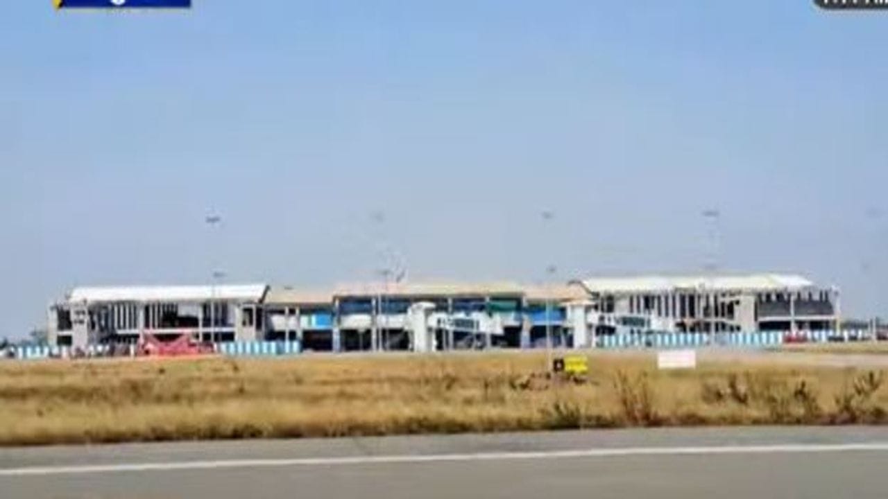 Surat: એરપોર્ટના રન વે પર અકસ્માતને આમંત્રણ આપતા હોય તેવા દ્રશ્યો, અગાઉની ઘટનાઓમાંથી પણ ન લીધો બોધપાઠ Surat: એરપોર્ટના રન વે પર અકસ્માતને આમંત્રણ આપતા હોય તેવા દ્રશ્યો, અગાઉની ઘટનાઓમાંથી પણ ન લીધો બોધપાઠ