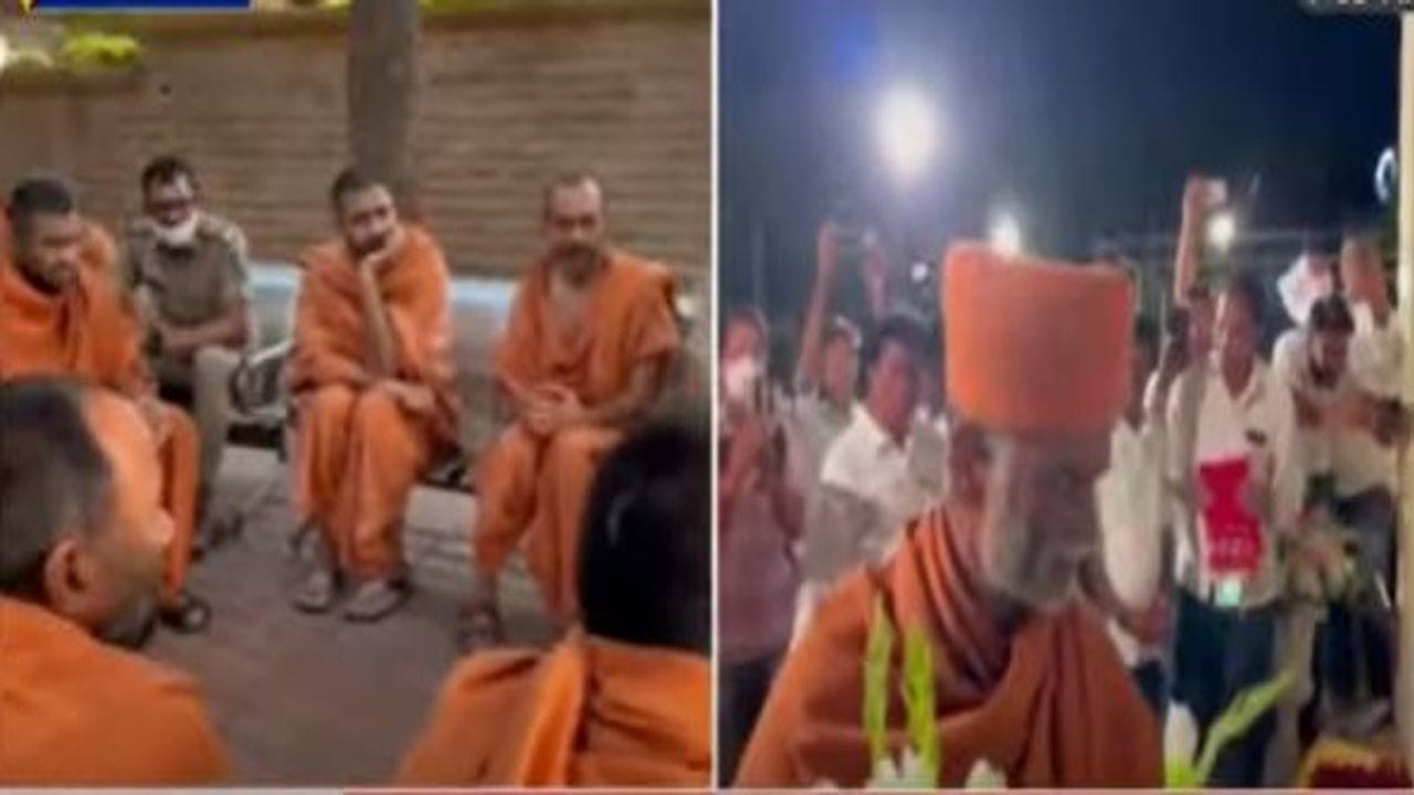 Vadodara: સોખડા હરિધામ વિવાદ મામલે વહીવટી તંત્ર, પોલીસ અધિકારી, સંતોની બેઠક મળી Vadodara: સોખડા હરિધામ વિવાદ મામલે વહીવટી તંત્ર, પોલીસ અધિકારી, સંતોની બેઠક મળી