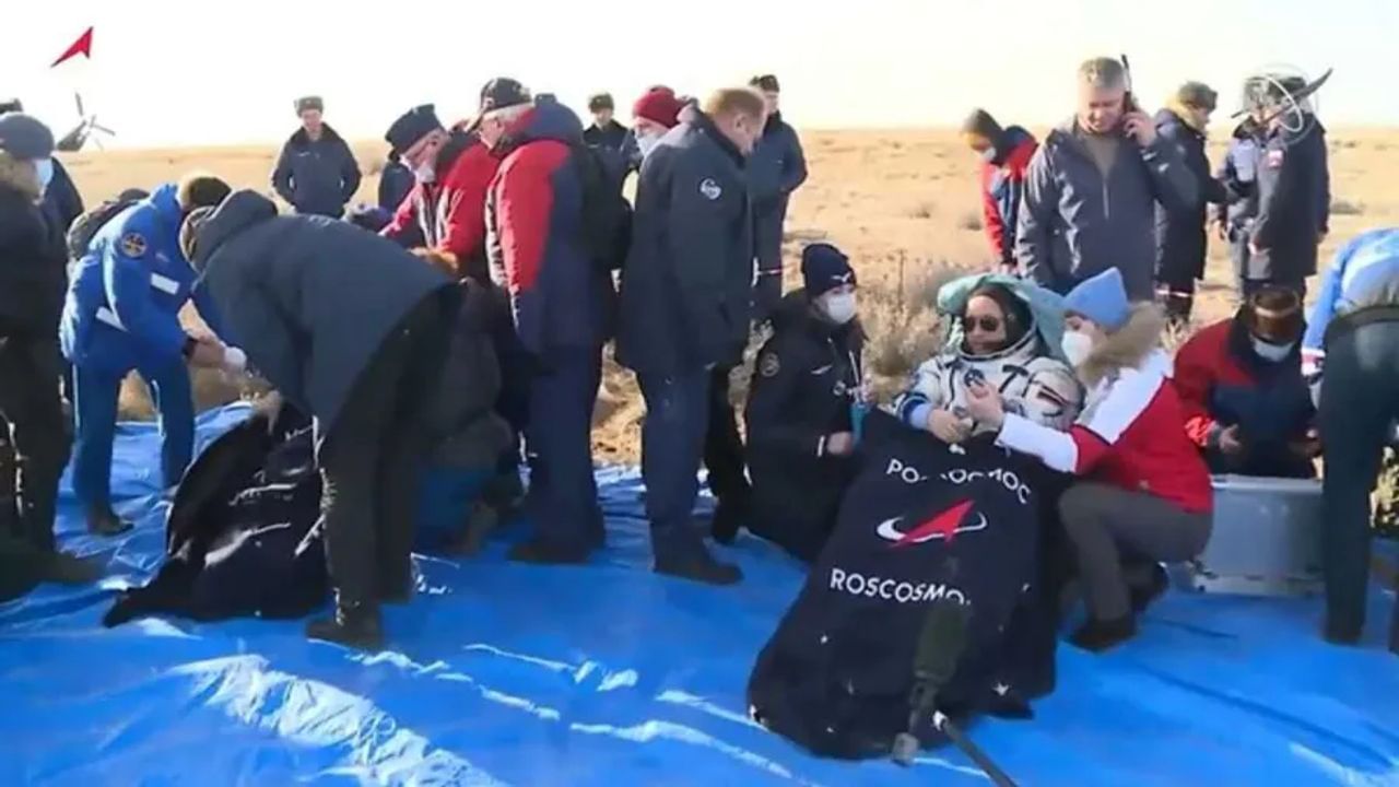 બે રશિયન અવકાશયાત્રીઓ સાથે પૃથ્વી પર પાછા ફર્યા US અવકાશયાત્રીઓ, બનાવ્યો આ રેકોર્ડ
