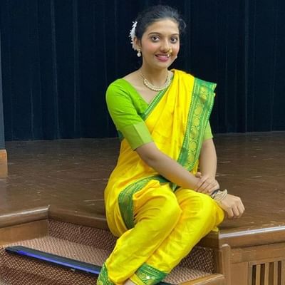 UPSC પરીક્ષાની તૈયારી કરી રહેલા ઉમેદવારોમાં એવા ઘણા ઓછા વિદ્યાર્થીઓ છે જેઓ પ્રથમ પ્રયાસમાં જ દેશની સૌથી અઘરી પરીક્ષા પાસ કરી શકે છે. આવા IAS અધિકારીના નામમાં સૃષ્ટિ જયંત દેશમુખનું નામ સામેલ છે. એન્જિનિયરિંગનો અભ્યાસ કરતી વખતે, સૃષ્ટિ દેશમુખે યુપીએસસીની તૈયારી કરી અને પ્રથમ પ્રયાસમાં જ આઈએએસ ઓફિસર બની. તેમની વાત યુવાનો માટે પ્રેરણાદાયી સાબિત થઈ શકે છે.