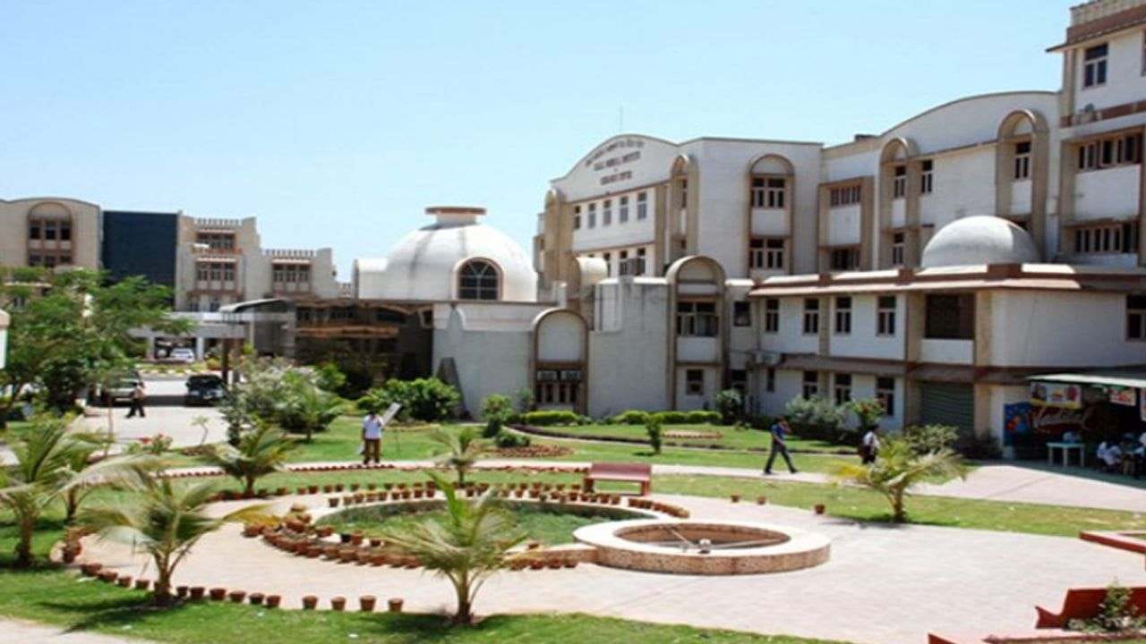 Vadodara : સુમનદીપ વિદ્યાપીઠમાં નર્સિંગનો અભ્યાસ કરતા વિદ્યાર્થીઓને અન્યાય થયો હોવાનો આક્ષેપ Vadodara : સુમનદીપ વિદ્યાપીઠમાં નર્સિંગનો અભ્યાસ કરતા વિદ્યાર્થીઓને અન્યાય થયો હોવાનો આક્ષેપ