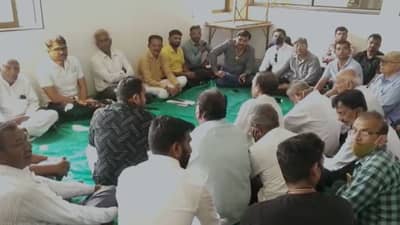 Surat : હજીરામાં રેલવે જમીન સંપાદનનો ખેડૂતો દ્વારા ઉગ્ર વિરોધ, ઉદ્યોગ ગૃહોને લાભ કરાવવાનો આક્ષેપ