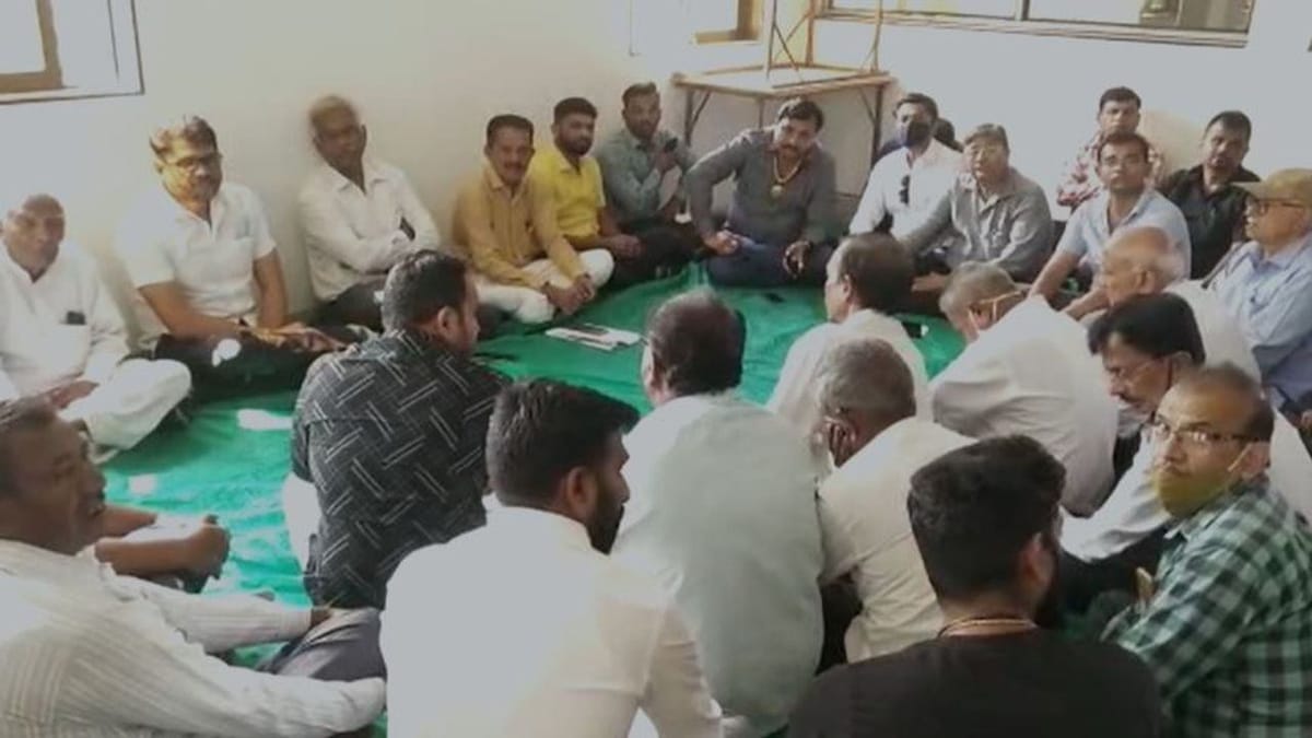 Surat : હજીરામાં રેલવે જમીન સંપાદનનો ખેડૂતો દ્વારા ઉગ્ર વિરોધ, ઉદ્યોગ ગૃહોને લાભ કરાવવાનો આક્ષેપ