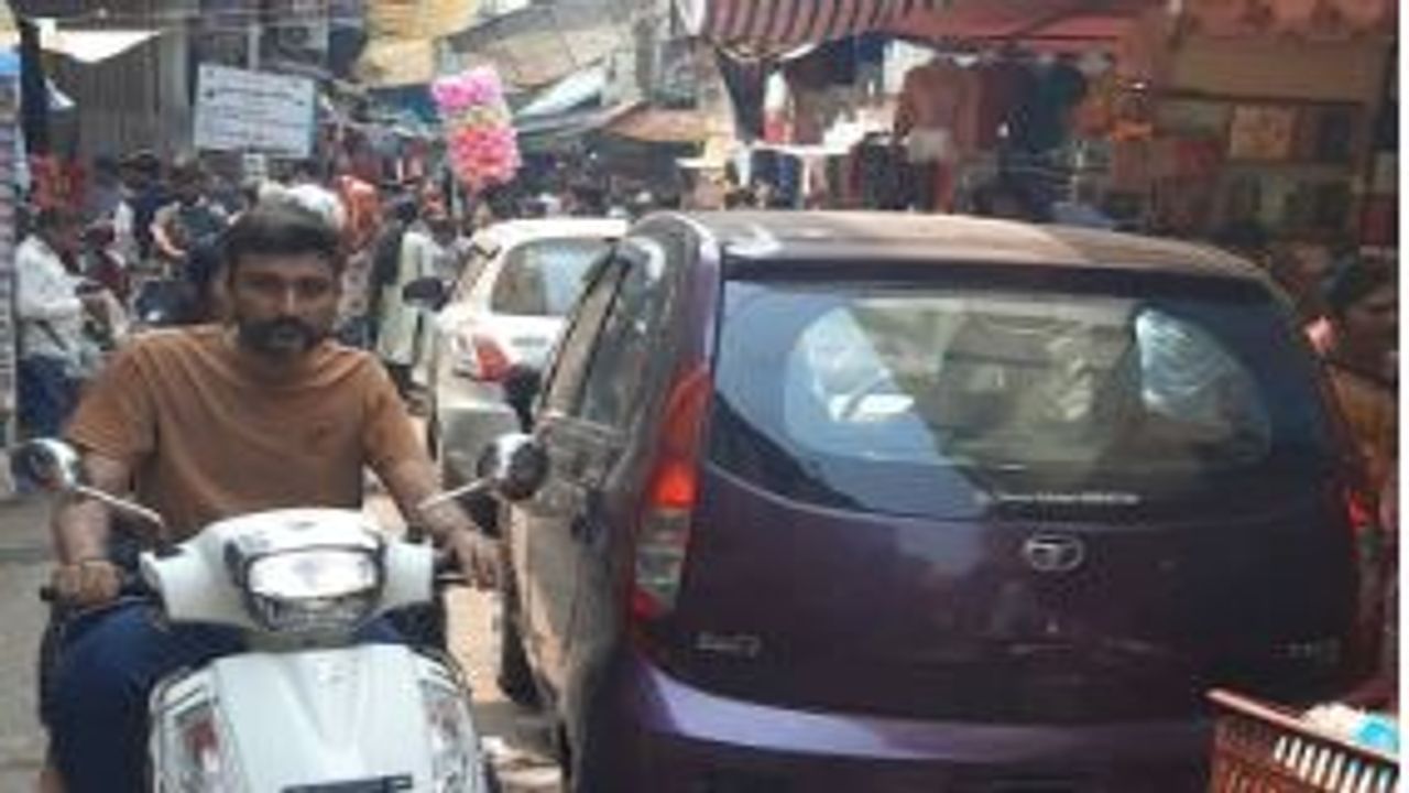 Surat: માથાભારે દબાણકર્તાઓ વિરૂદ્ધ સ્થાનિકોમાં આક્રોશ, ચૌટા બજારમાં સ્થાનિકો દ્વારા રસ્તા વચ્ચે ગાડીઓ પાર્ક કરતાં વિવાદ