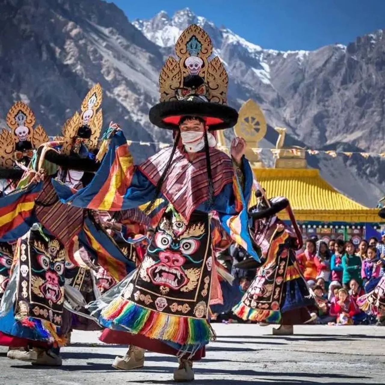 Tibetan New Year Losar 2022: ચીને તેના નવા વર્ષ લોસર પર તિબેટમાં (Tibet) ધાર્મિક પ્રવૃત્તિઓ પર પ્રતિબંધ મૂક્યો છે. તિબેટીયન લોકો તેમના નવા વર્ષનું લોસર (Losar) પર આયોજન કરવામાં અસમર્થ છે. હોંગકોંગ પોસ્ટના અહેવાલ મુજબ ચીનની કોમ્યુનિસ્ટ પાર્ટી તિબેટીયન રાષ્ટ્રીયતાથી નારાજ છે. માનવાધિકારના દમન માટે કુખ્યાત ડ્રેગન વન ચીનની નીતિને લઈને કટ્ટરપંથી છે અને આ પ્રતિબંધને ચીનની આ વ્યૂહરચના સાથે પણ જોડવામાં આવી રહ્યો છે. જો લોસરની ઉજવણી કરવામાં આવી હોત તો તિબેટનો રંગ અલગ હોત, પરંતુ ચીનના પ્રતિબંધને કારણે આખો રંગ ફિક્કો પડી ગયો છે. 