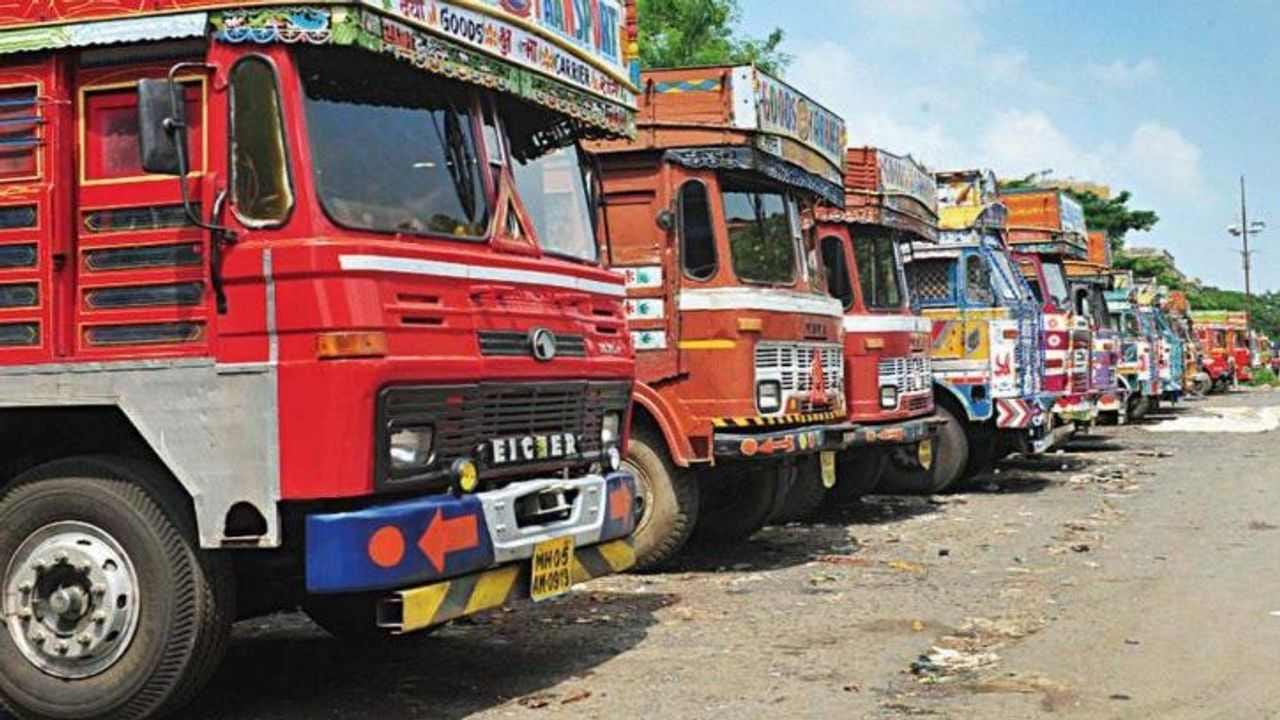 Surat: કાપડ માર્કેટમાં તેજી પણ ટ્રકો ઉપલબ્ધ નહીં હોવાને કારણે ટ્રાન્સપોર્ટ ગોડાઉનો અને માર્કેટોમાં 1500 ટ્રક જેટલા માલનો ભરાવો