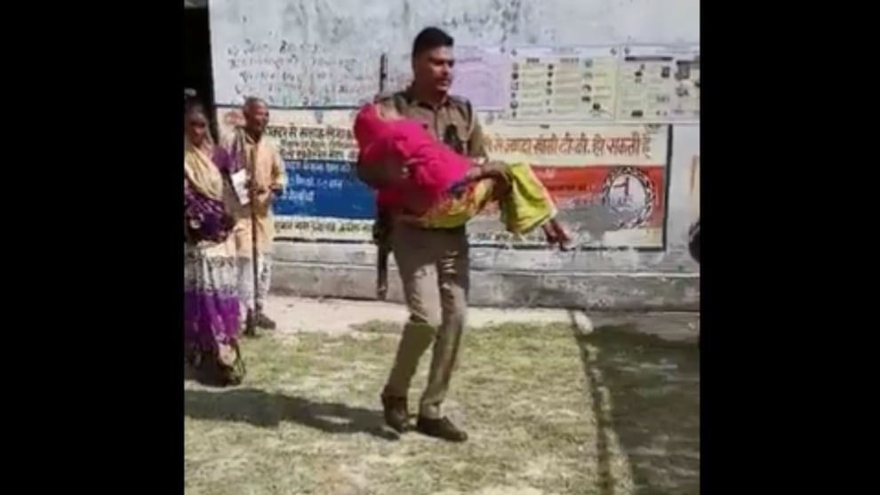 Viral: ખભા પર બંદૂક અને ખોળામાં માતા, પોલીસ જવાનનો આ વીડિયો લોકોના જીતી રહ્યો છે દિલ