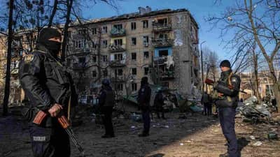 Russia-Ukraine War: યુક્રેનના મારીયુપોલથી હજારો લોકો જીવ બચાવીને ભાગ્યા, પોલીસ અધિકારીએ મદદ માટે બાઈડેન અને મેક્રોનને કરી અપીલ