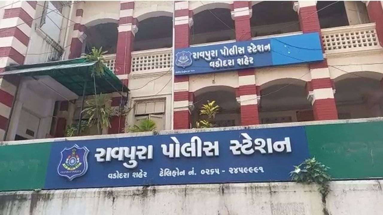 Vadodara : પોલીસ કમિશ્નર શમશેરસિંઘનો સપાટો, રાવપુરા પોલીસ સ્ટેશનના 84 પોલીસ કર્મીઓની સાગમટે બદલી