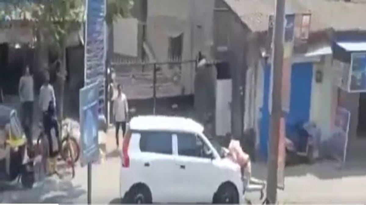 Maharashtra: પ્રેમ સંબંધી વિવાદને લઈને એક વ્યક્તિને કારથી ટક્કર મારી, મોબાઈલમાં રેકોર્ડ કરાયેલો વીડિયો થયો વાયરલ