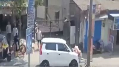 Maharashtra: પ્રેમ સંબંધી વિવાદને લઈને એક વ્યક્તિને કારથી ટક્કર મારી, મોબાઈલમાં રેકોર્ડ કરાયેલો વીડિયો થયો વાયરલ