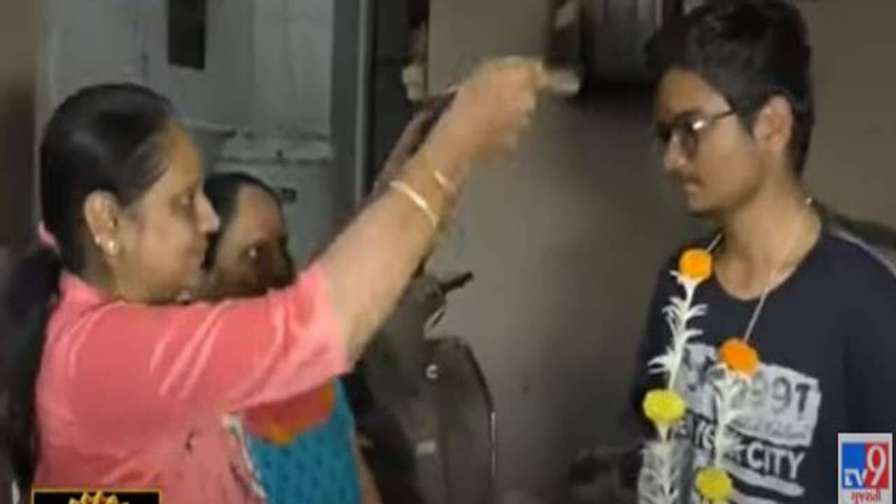 યુક્રેનથી પરત ફરેલા નવસારીના વિદ્યાર્થીની હૈયુ હચમચાવી દે તેવી આપવીતિ,  માઇનસ 8 ડિગ્રીમાં 40 કિલોમીટર ચાલીને પોલેન્ડ બોર્ડર પહોંચ્યો