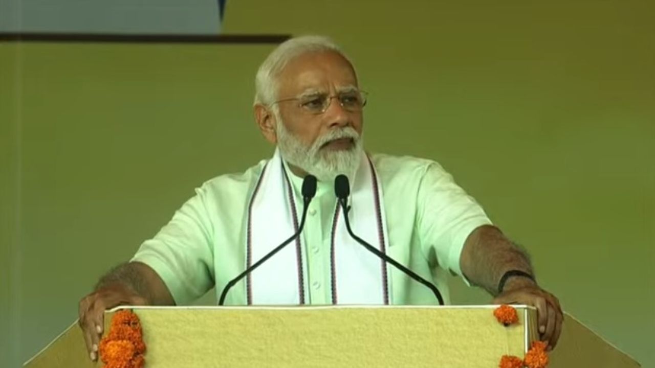 PM Narendra Modi Gujarat Visit: ગુજરાત પંચાયત મહાસંમેલનમાં PM મોદીનું સંબોધન પૂર્ણ, કહ્યું, 'દરેક ગામડાંમાં શાળાનો જન્મ દિવસ ઉજવો, 75 ખેડૂતો પ્રાકૃતિક ખેતી કરે'