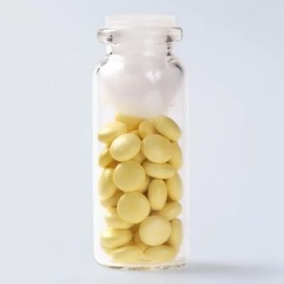 ઘણીવાર એવું જોવામાં આવે છે કે પારદર્શક શીશીઓ જેમાં દર્દીઓને દવાની ગોળીઓ (Tablets) આપવામાં આવે છે. જેમાં ઢાંકણ લગાવતા પહેલા રૂને (Cotton) રાખવામાં આવે છે. ક્યારેય વિચાર્યું છે કે આવું કેમ થાય છે. આ ખાસ કરીને હોમિયોપેથિક દવાઓના (Homeopathic medicines) કિસ્સામાં વધુ જોવા મળે છે. શીશીમાં દવા નાખ્યા પછી, ડૉક્ટર તેમાં થોડું રૂ નાખે છે. પછી જ ઢાંકણ બંધ કરે છે. જાણો આવું કેમ થાય છે.