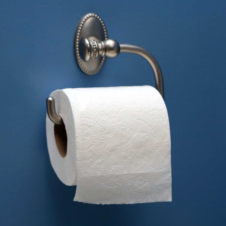 ટોયલેટ પેપર (Toilet Paper) બાથરૂમનો એક મહત્વપૂર્ણ ભાગ બની ગયો છે. પરંતુ શું તમે ક્યારેય વિચાર્યું છે કે તેનો રંગ માત્ર સફેદ (White) જ કેમ હોય છે. તે રંગીન ન હોવાનું પણ એક કારણ છે. આને સમજવા માટે પહેલા તમારે ટોયલેટ પેપર કેવી રીતે બને છે તે જાણવું પડશે. ટોયલેટ પેપર વૃક્ષો અથવા રિસાયકલ પેપરમાંથી (Recycle Paper) બનાવવામાં આવે છે. હવે ચાલો સમજીએ કે આખરે તેનો રંગ સફેદ કેમ છે?
