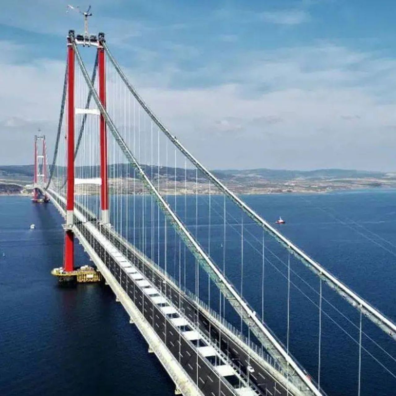 યુરોપ (Europe) અને એશિયાને જોડતો વિશ્વનો સૌથી લાંબો સસ્પેન્શન બ્રિજ (World's Longest Suspension Bridge) સામાન્ય લોકો માટે ખુલ્લો મુકવામાં આવ્યો છે. તુર્કીમાં બનેલો આ પુલ અનેક રીતે ખાસ છે. 20,503 કરોડના ખર્ચે બનેલા આ પુલને પૂર્ણ થતાં 5 વર્ષ લાગ્યા છે. તેને તુર્કી (Turkey) અને દક્ષિણ કોરિયાની (South Korea) એક કંપનીએ સંયુક્ત રીતે તૈયાર કર્યો છે. જાણો, આ બ્રિજની ખાસિયતો અને તેનાથી સામાન્ય લોકોને કેટલી રાહત મળશે.